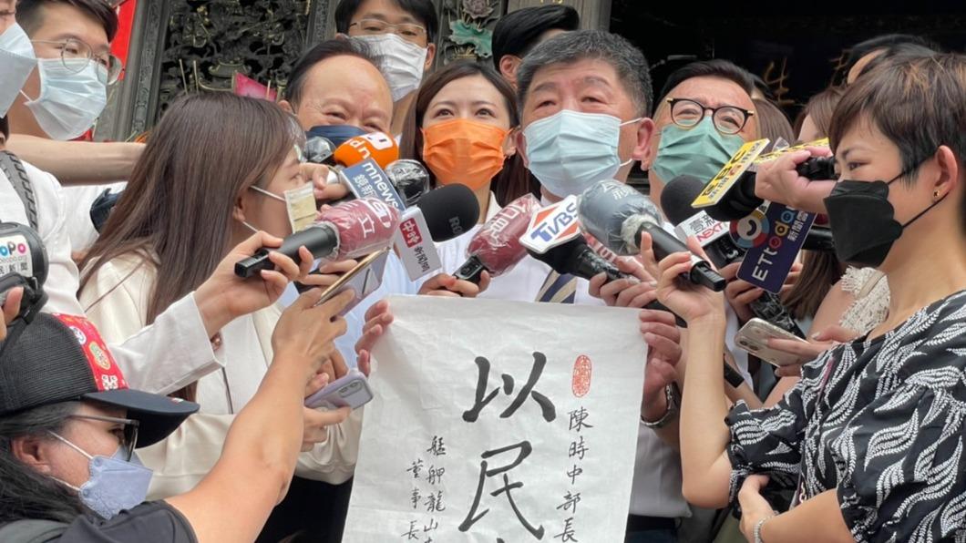 民進黨台北市長參選人陳時中今(20日)上午赴龍山寺參香祈福遇鬧場。(圖/TVBS)