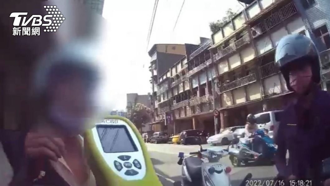 蔡姓工人上工前喝藥酒,經攔查檢測後酒測值超標,當場將他移送法辦。(圖/TVBS)