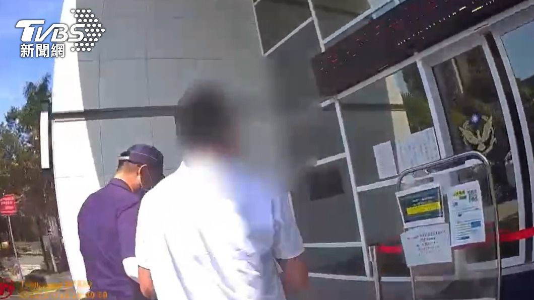 酒駕的張男被警方帶回偵辦。(圖/TVBS)