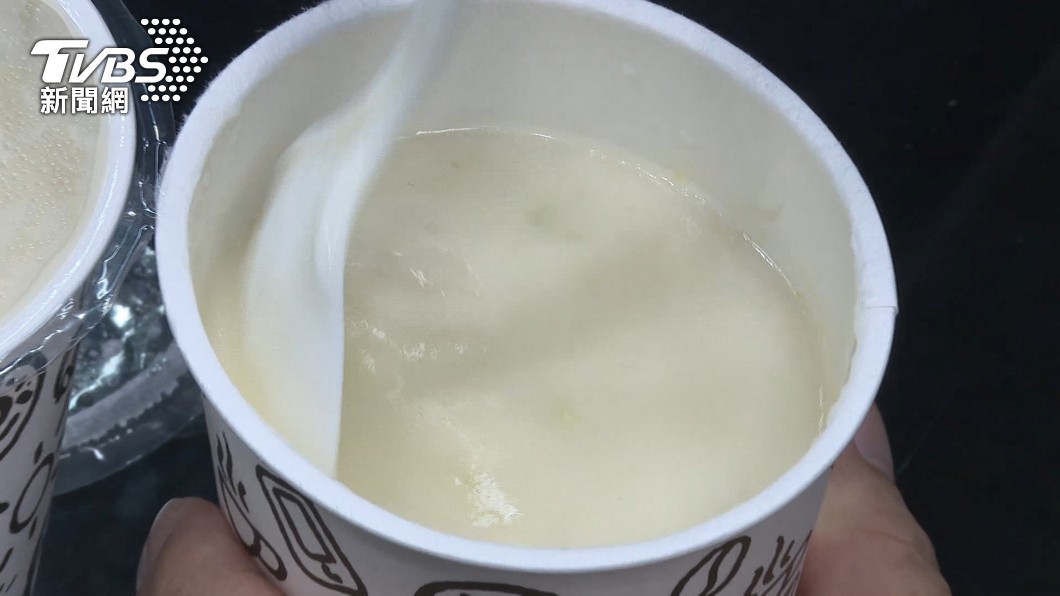 赤鬼牛排玉米濃湯杯被爆有食安疑慮。（圖／TVBS）