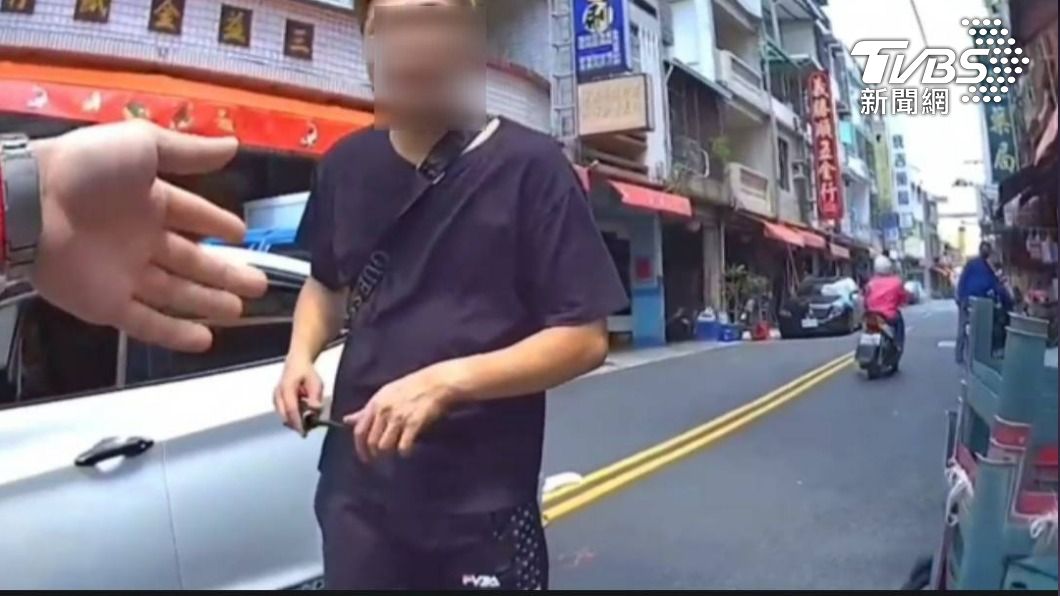 叫副所長出來！暴走男持甩棍沿路亂敲　囂張嗆警遭撂倒