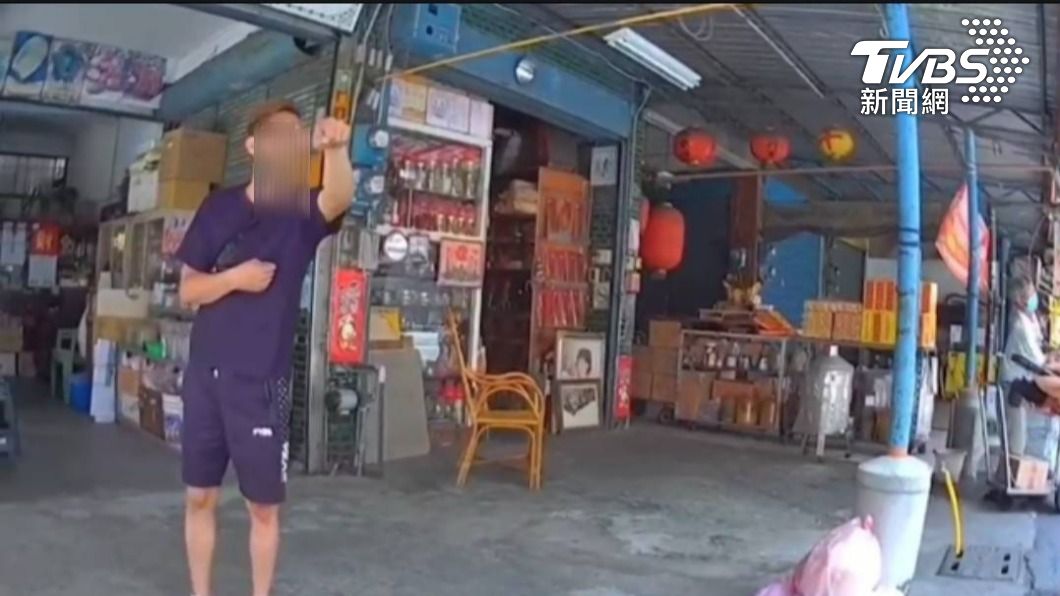 張男嗆警:叫副所長出來。(圖/TVBS)