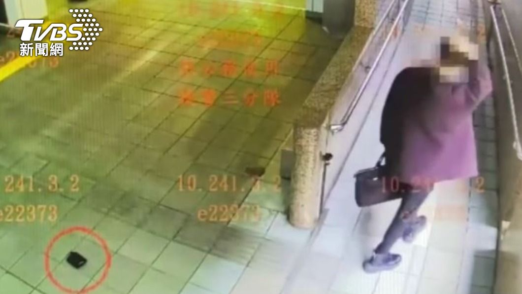 上班族出站時不慎將皮夾掉落在地。（圖／TVBS）