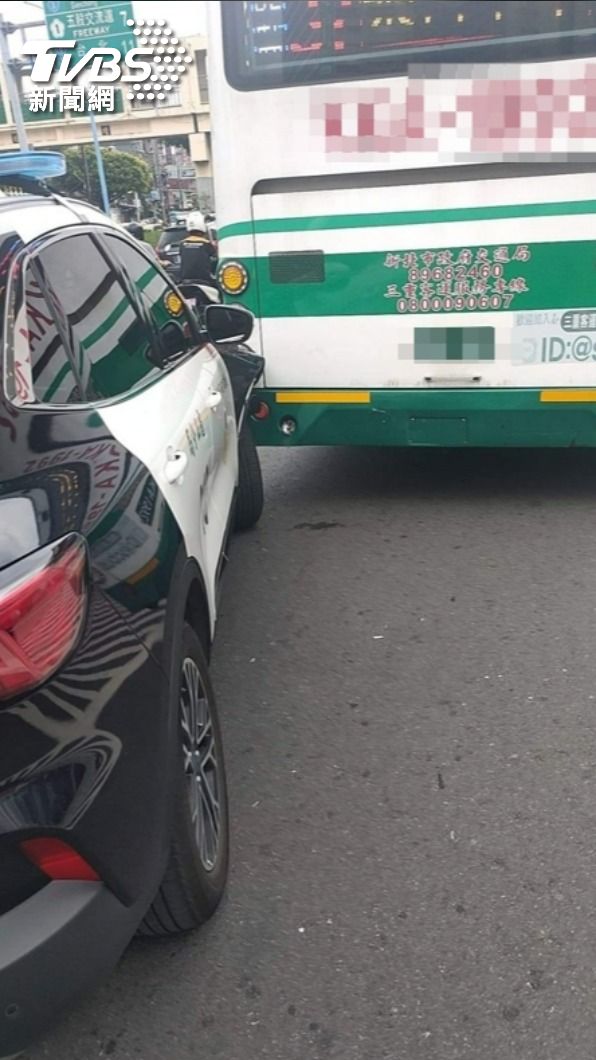 龜山警車撞上公車。(圖/民眾提供)