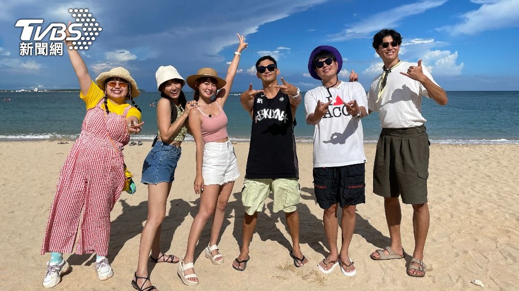 大文（左起）、Dora、林莎、威廉、李易以及風田在沙灘上合影。（圖／TVBS）