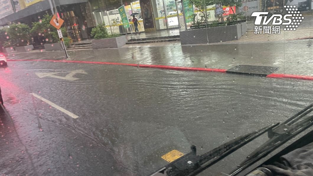 午後豪雨開炸!新北中和捷運站附近積水 6縣市防大雷雨