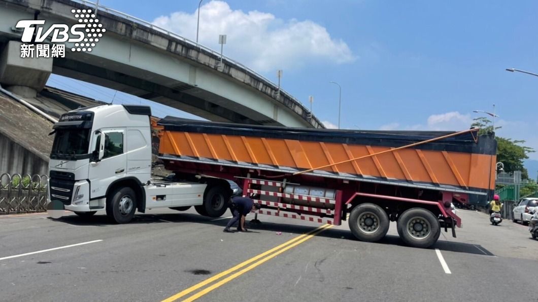 頭過身沒過..砂石車跨雙黃線迴轉　騎士煞不及撞進車底