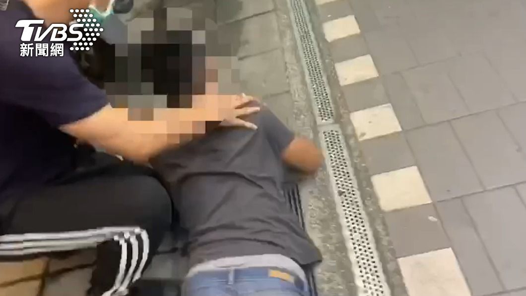 警方逮捕涉嫌擄人施暴的男子。(圖/TVBS)