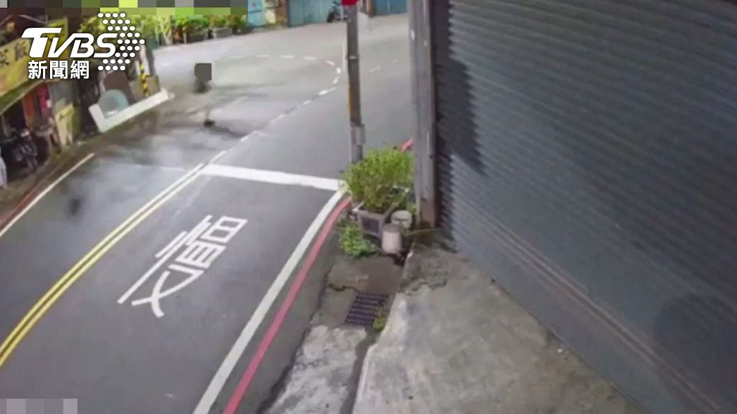 監視器拍下陳男摔車後驚恐逃逸的過程。(圖/TVBS)