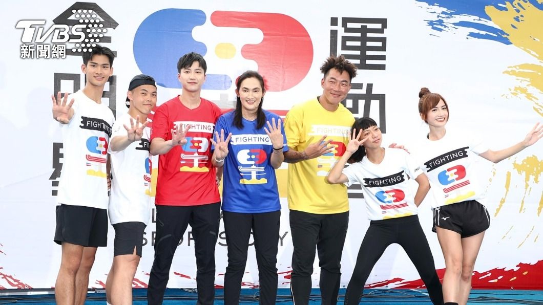 夏浦洋(左起)、曾昱嘉、江宏傑、錢薇娟、郭泓志、陳妤與翁滋蔓在背板前拍照留念。(圖/黃城碩攝)