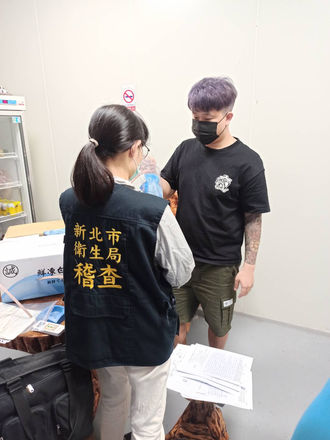 衛生局闖入稽查。（圖／新北衛生局提供）