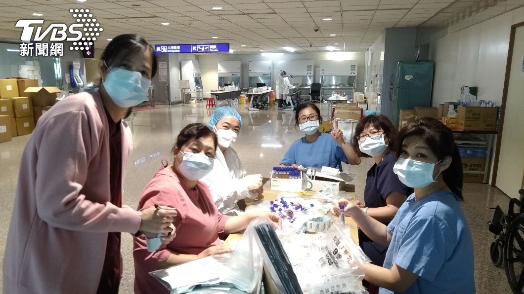 護理師在機場分裝採檢用具。(圖/蕭雅文提供)