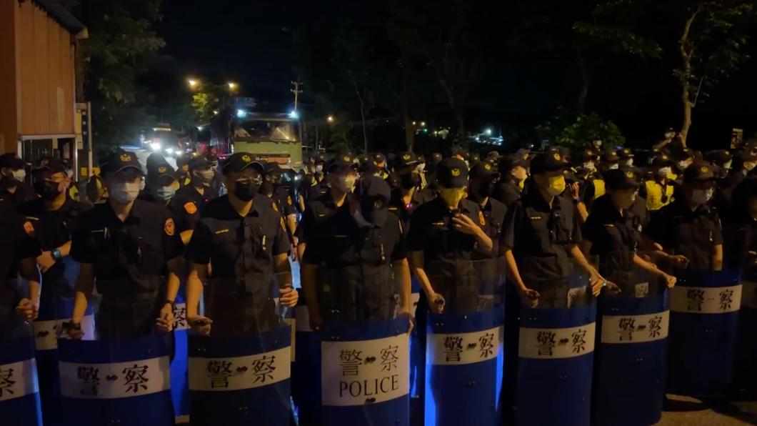現場大批警力鎮守。(圖/翻攝自反坤輿事業廢棄物掩埋場自救會臉書)