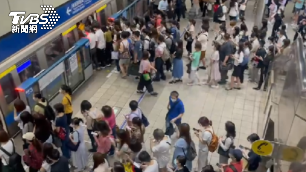 上班時間塞爆!北捷板南線「列車異常」 人潮擠滿捷運站