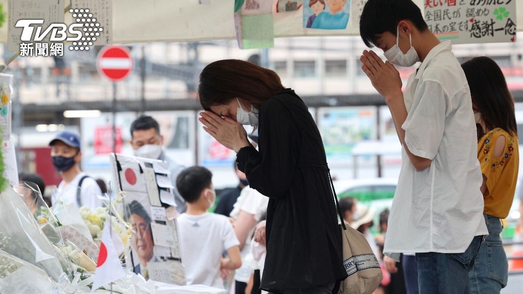 民眾在安倍遇害地點獻花致意。（圖／達志影像美聯社）