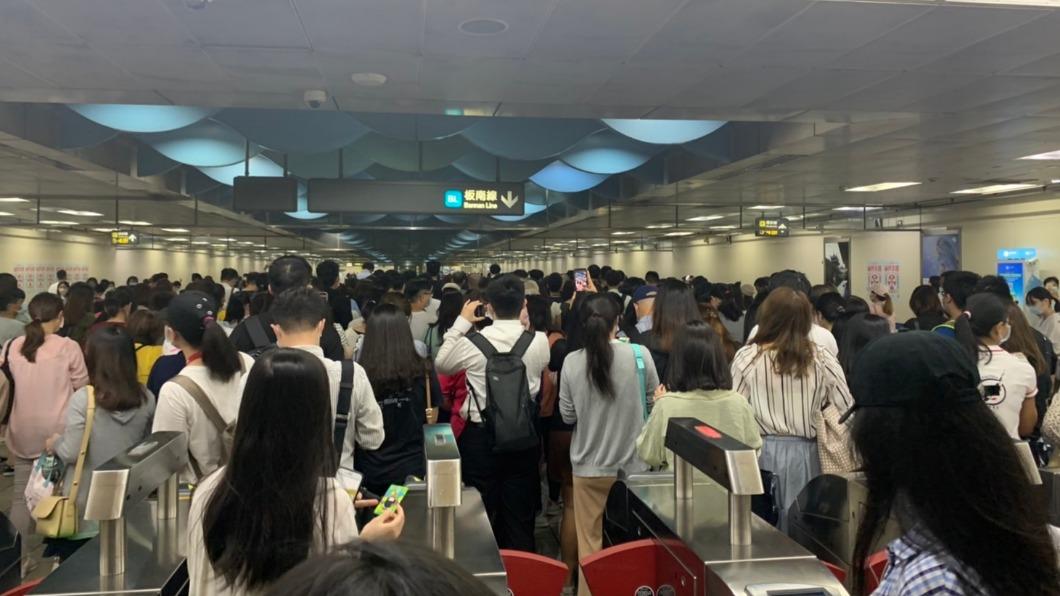 捷運站當下塞爆人潮。(圖/翻攝自記者爆料網)