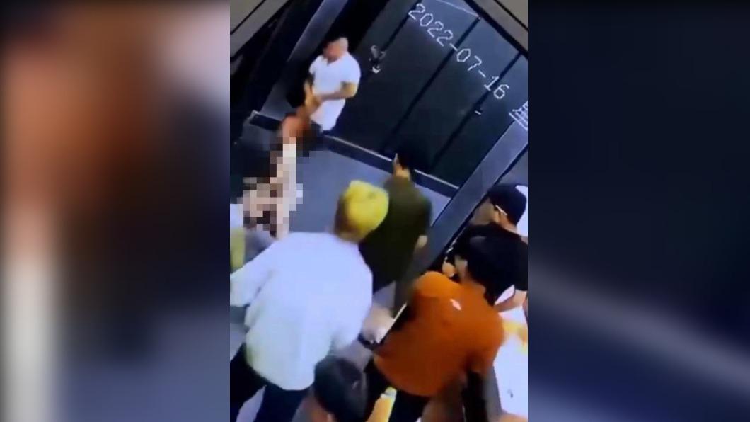 褲子都脫了！陸女眾目睽睽下被拖入男廁　險遭性侵