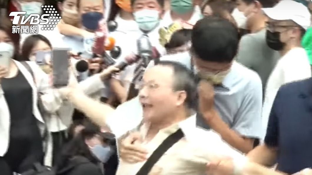 陳時中受訪時突遇陳抗民眾。(圖/TVBS)