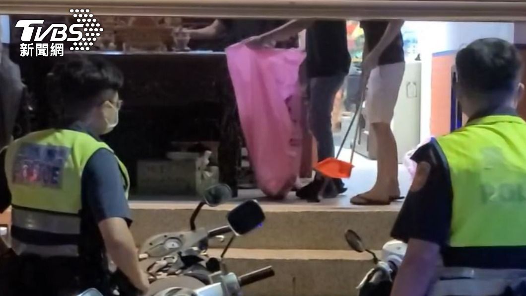 惡煞疑似還衝進店內砸店。（圖／TVBS）