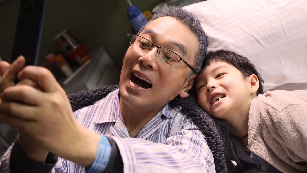 張晨光(左)劇中化身「孫子傻瓜」。(圖/中天提供)