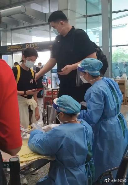 姚沁蕾身高已到姚明胸口。(圖/翻攝自新浪娛樂微博)