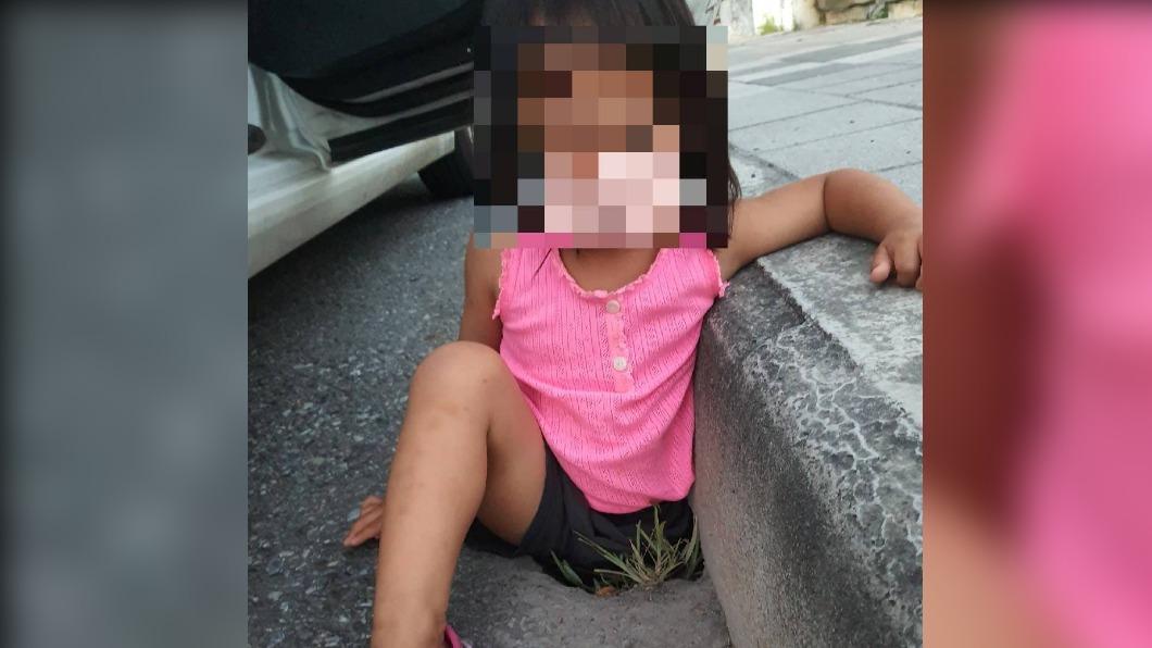開車門卻一腳踩進洞！女童「整條腿消失」　嚇人畫面曝光