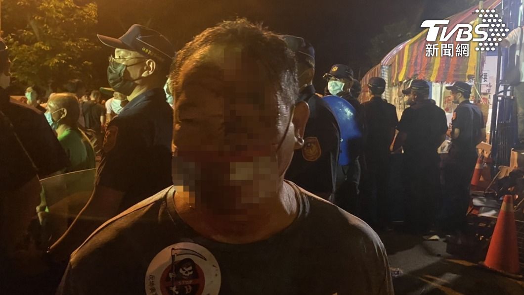 坤輿掩埋場激烈衝突！民眾頭破血流　上百黑衣人砸椅丟石