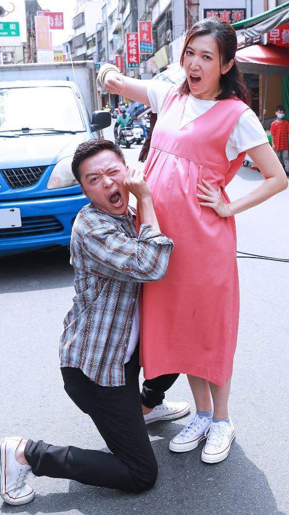 廖家儀（左）、何豪傑演出夫妻。（圖／民視提供）