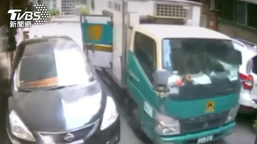 門沒關好!物流車「刷整排」毀4車 苦主:好險BMW不在