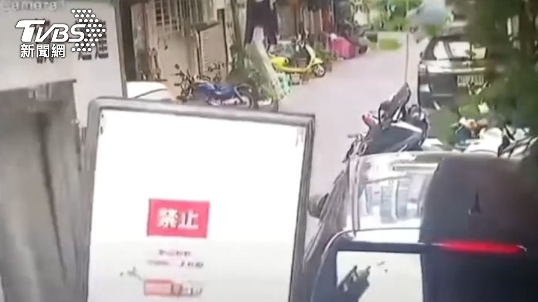 車門刷一整排汽機車。（圖／警方提供）