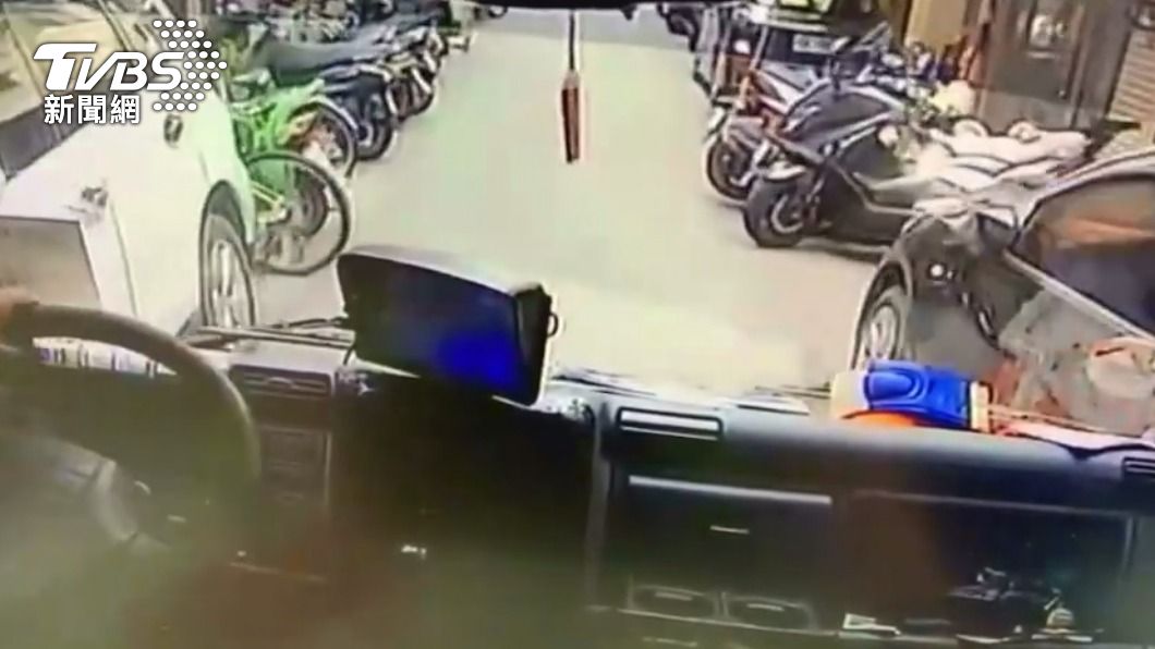 物流車開進小巷。（圖／警方提供）