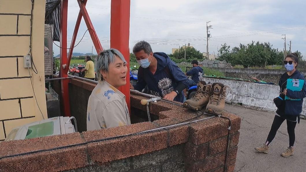 王仁甫(左)正在解放。(圖/中視提供)