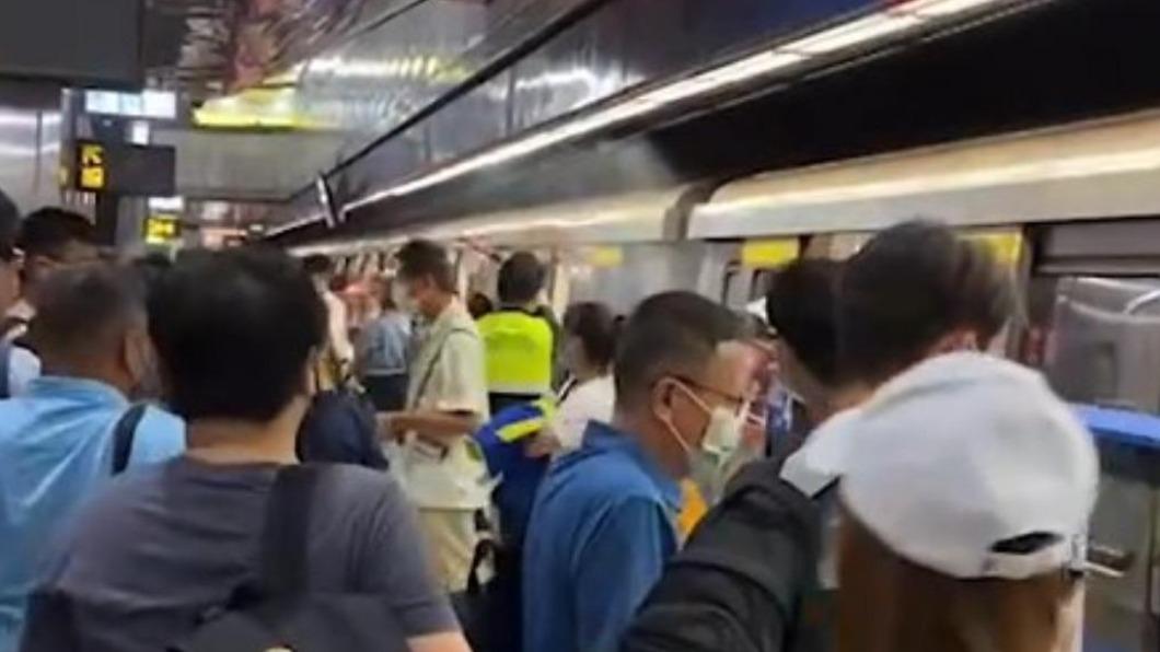 捷運車廂一早冒煙。(圖/翻攝自我是板橋人)