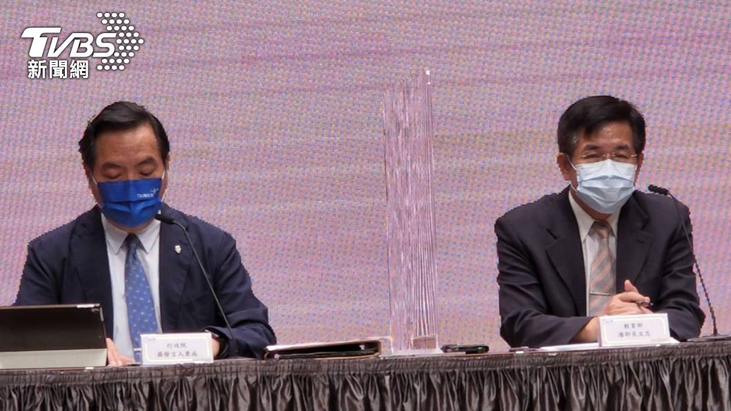 行政院發言人羅秉成、教育部長潘文忠今天出席行政院會後記者會。(圖/TVBS)