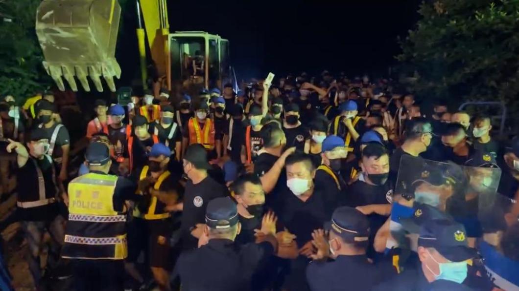 坤輿掩埋場抗爭爆衝突。(圖/翻攝自反坤輿事業廢棄物掩埋場自救會臉書)