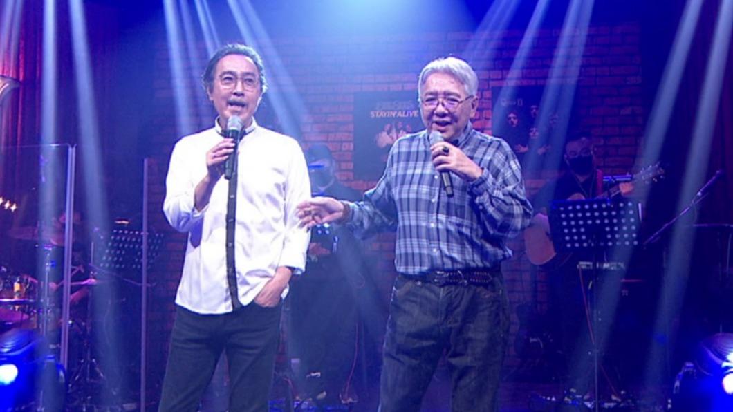 好哥們在節目上高歌一曲。(圖/年代提供)