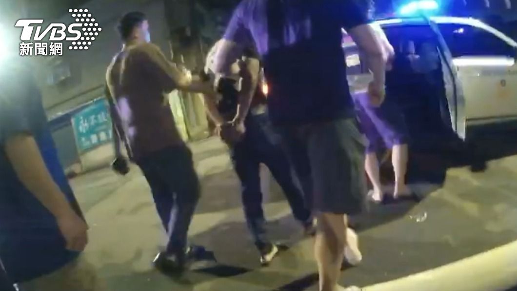 顏姓毒販遭上銬逮捕。(圖/TVBS)