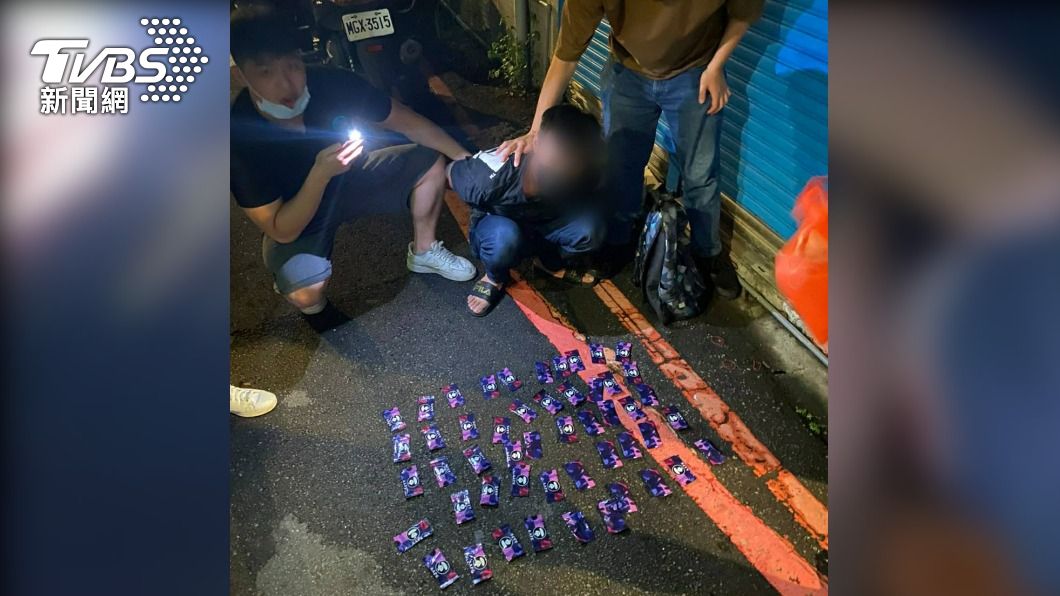 警方查扣50包毒品咖啡包。(圖/TVBS)