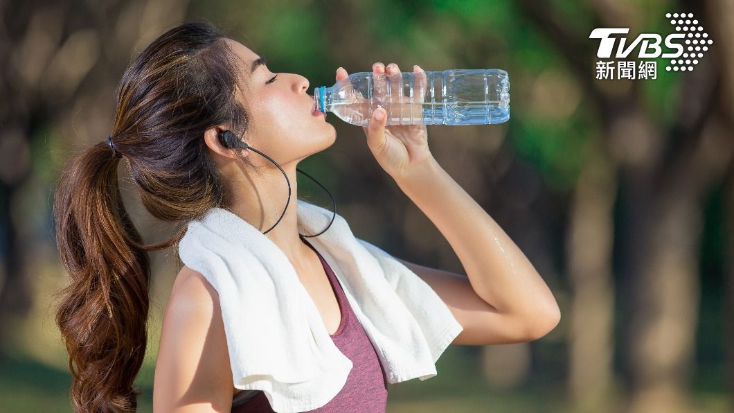 運動時也需飲用適量的水。（示意圖／shutterstock達志影像）