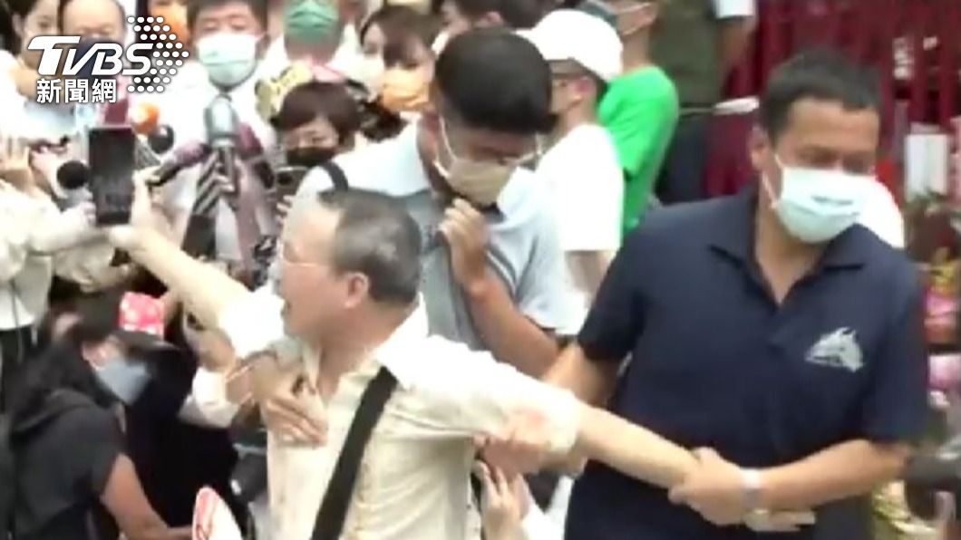鬧場民眾遭便衣員警架離現場。(圖/TVBS)