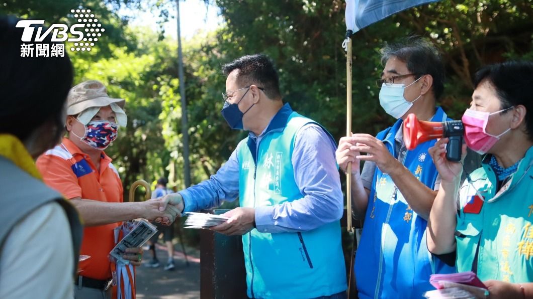 林耕仁走基層尋求支持。（圖／中央社）
