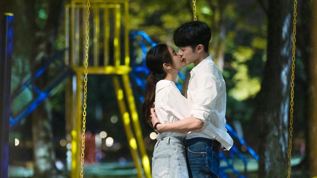 Angelababy、賴冠霖(右)劇中狂冒粉紅泡泡。(圖/愛奇藝國際站提供)