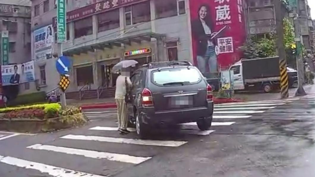 A柱鬼遮眼?休旅車左轉撞斑馬線上行人 駕駛:沒看見