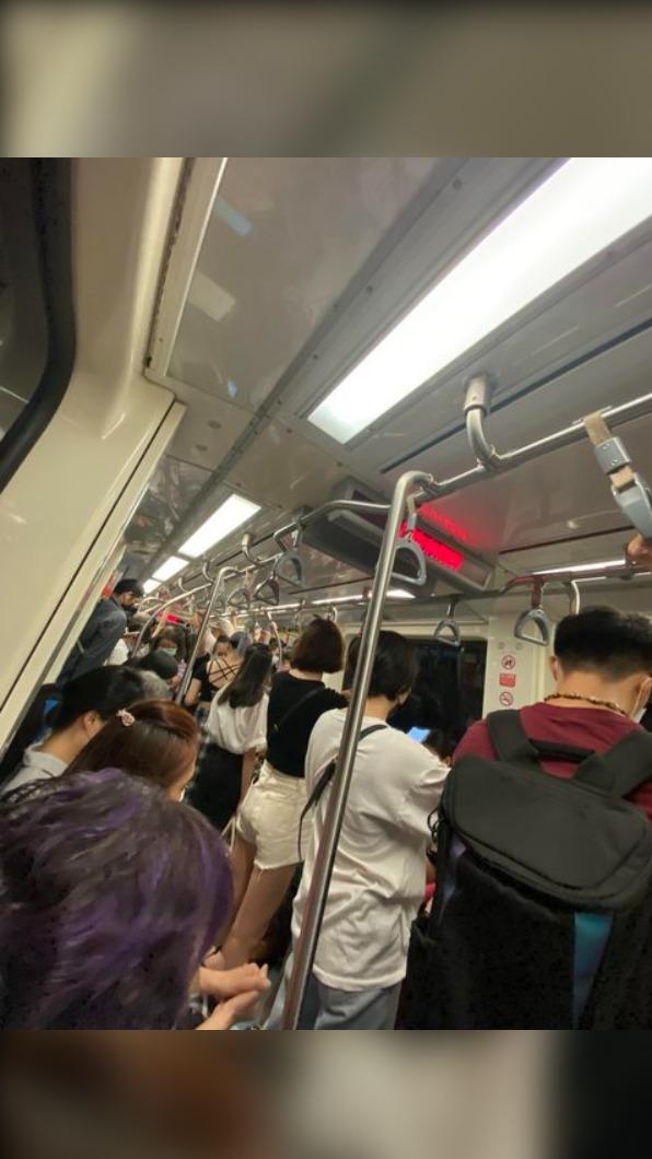 捷運湧現人潮。（圖／翻攝自PTT）