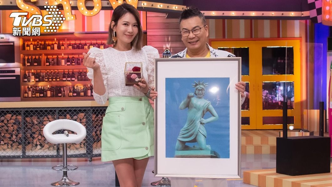 2人互送彼此禮物。（圖／TVBS）