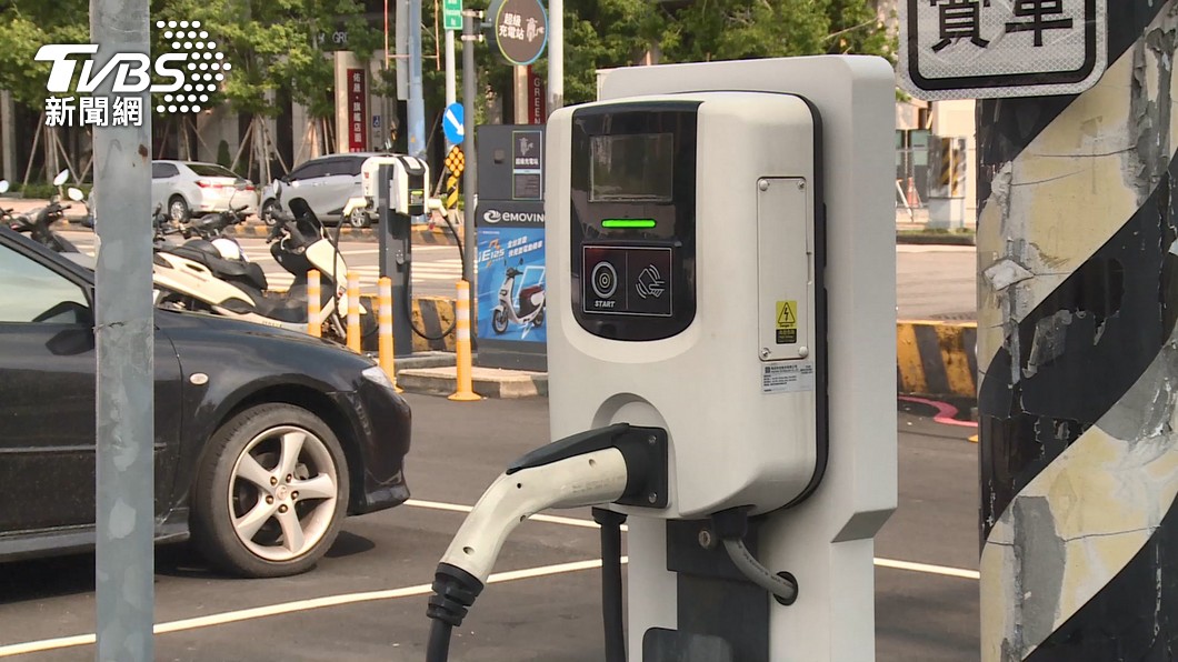 許多車主表示,還是更喜歡用原廠的充電樁,避免充電出問題,求償無門。(圖/TVBS資料畫面)