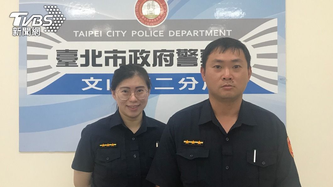 將老婦人送回社區的兩名暖警/TVBS