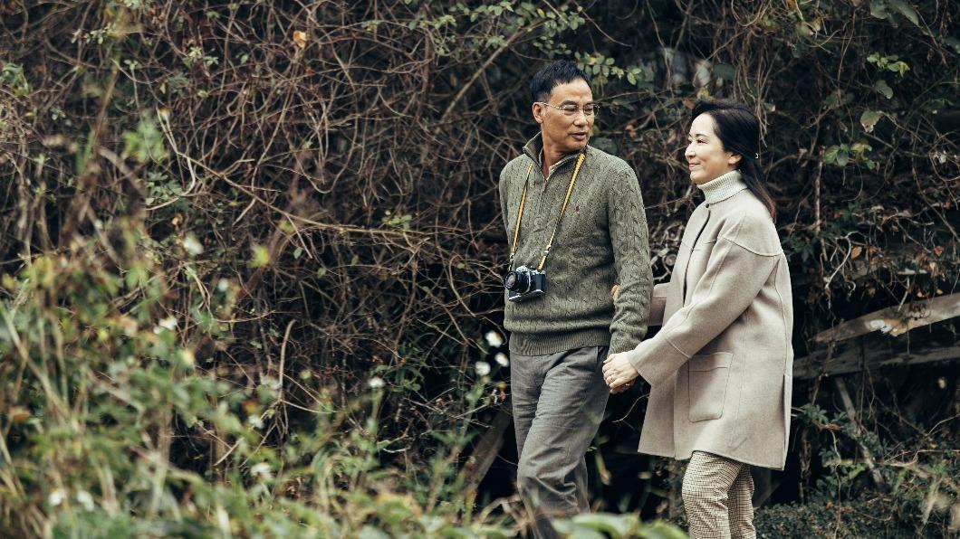 任達華(左)與龔慈恩。(圖/華映提供)