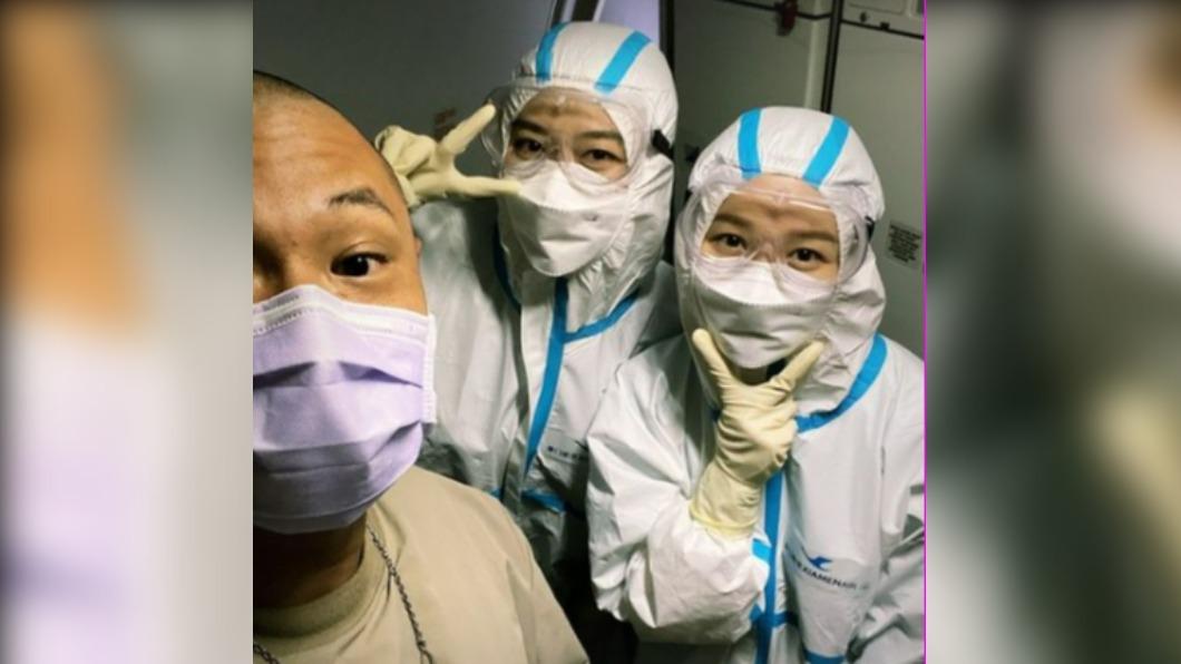 金剛對空姐們說辛苦了。(圖/翻攝自金剛IG)
