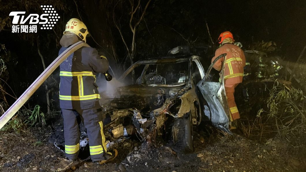 愛車借朋友體驗一下！3百萬奧迪自撞成火球　車主傻眼